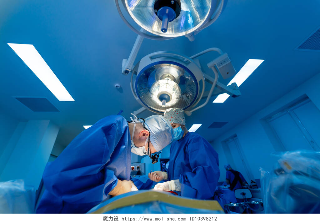 手术室正在做手术的医生医院手术室,配备机器人技术设备,机械臂外科医生,在未来手术室.微创外科创新，医用机器人内窥镜手术